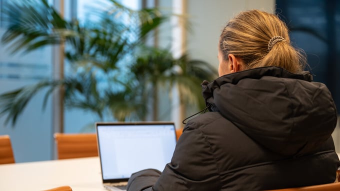 kontoransatt på møterom med boblekåpe. Foto: Anne Kristin Aanestad 