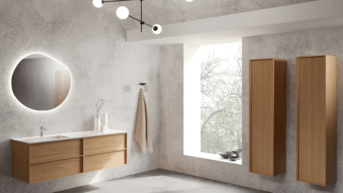 Moderne baderom fra Korsbakken, med baderomsmøbel og høyskap i eik og rundt speil.