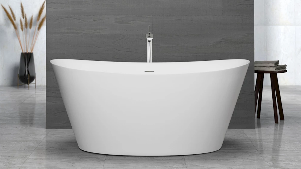 hvitt, moderne og frittstående badekar på et mørkt bad